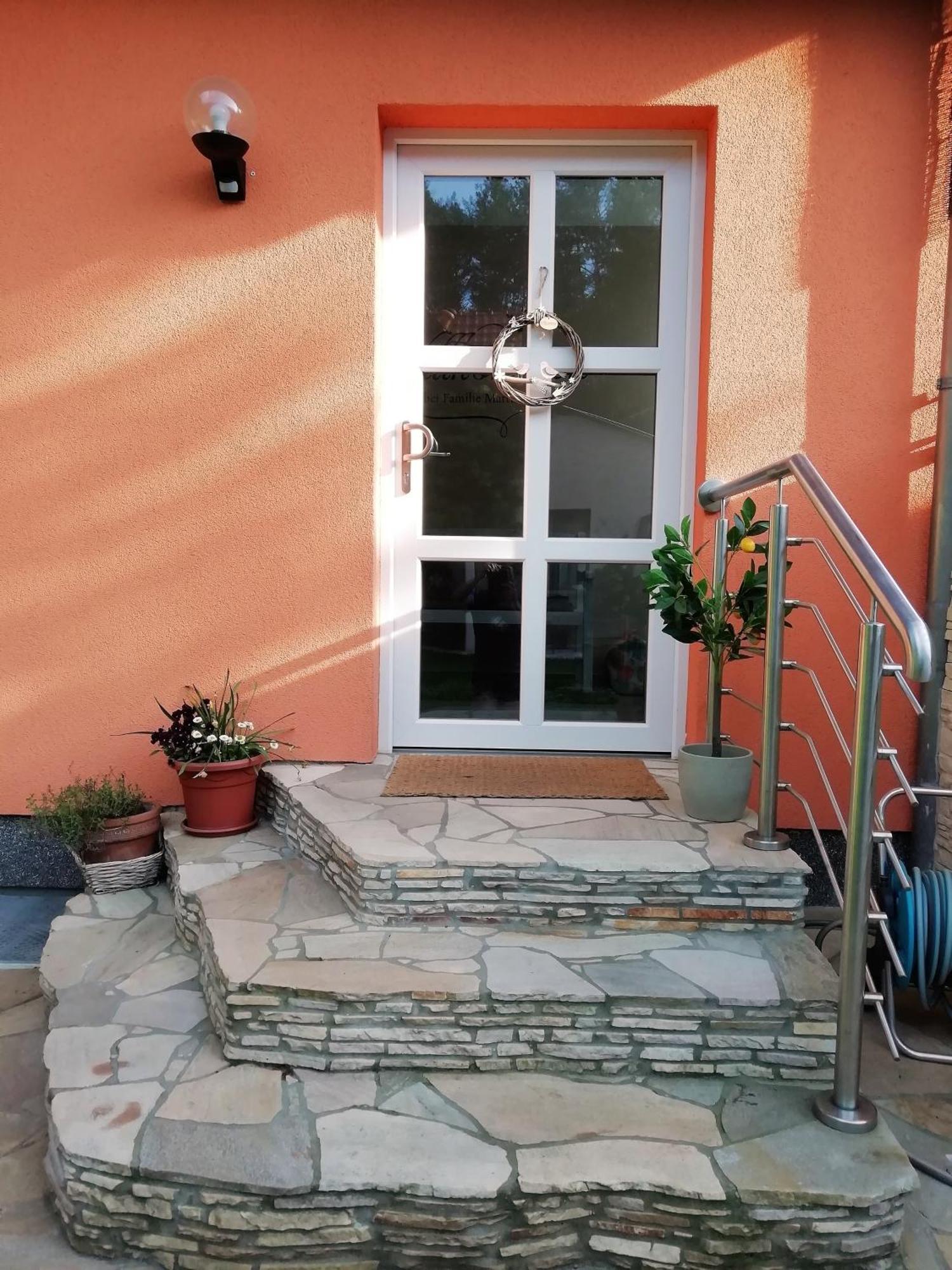 Ferienwohnung Am Waldesrand - Garten, Terrasse, Grill, Luftkuehler, Massagesessel, Kinderspielecke, Spielekonsole Cottbus Exterior foto